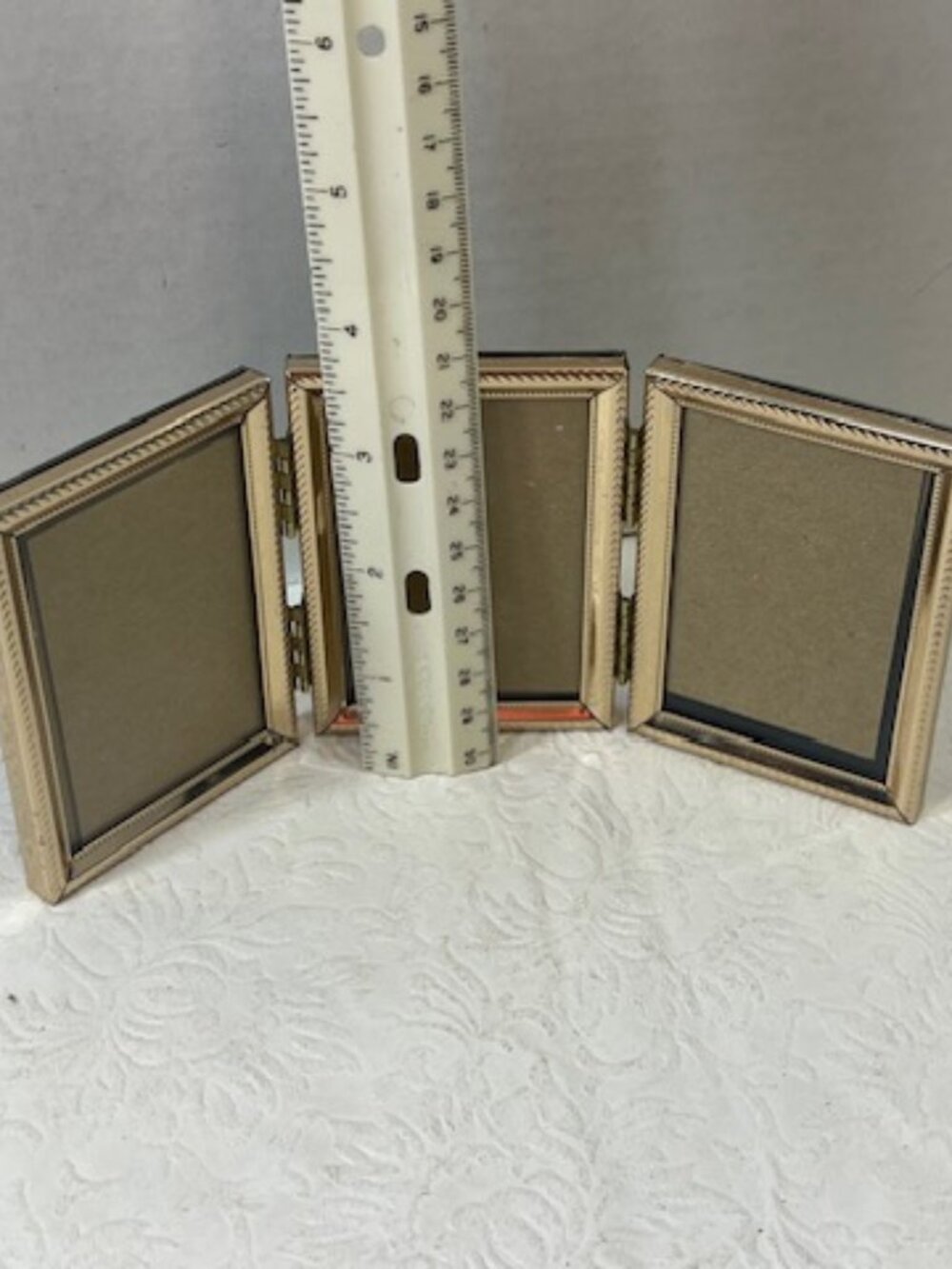 VTG Trifold Gold Tone Metal Hinged Mini Photo Frame Embossed Rope-Style Borders - Picture 4 of 11